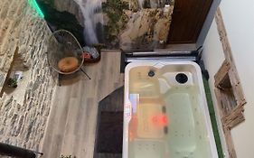 Petite maison chaleureuse avec jacuzzi